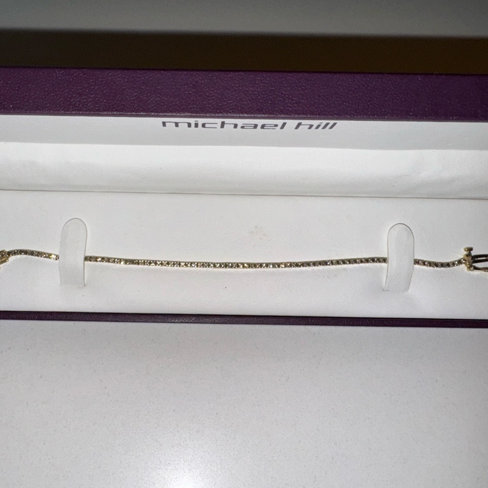 10 karat gold 1.00 carat total diamond weight tennis bracelet. Micheal hill